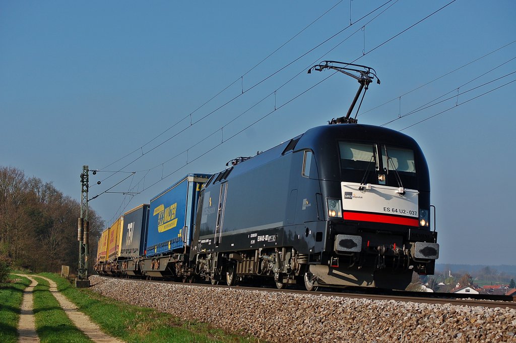 Frisch gewaschen und / oder lackiert kam 182 537 mit einem TXL LKV-Zug durch Paindorf gefahren.
Aufgenommen am 09.04.2011.