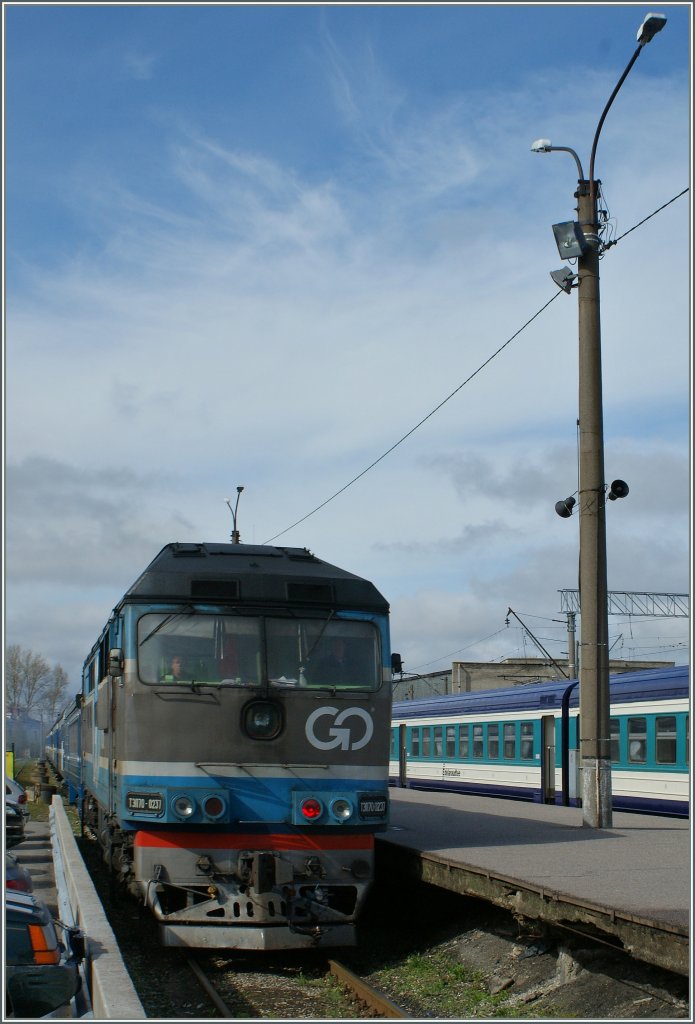 GO TR70 in Tallinn. Die Lok hat den Nachtzug aus Moskau nach Tallinn gebracht, leider war eine bessere Aufahme infolge Prakplatz bzw Schattenseite auf dem Bahnsteig nicht mglcih.
7. Mai2012
