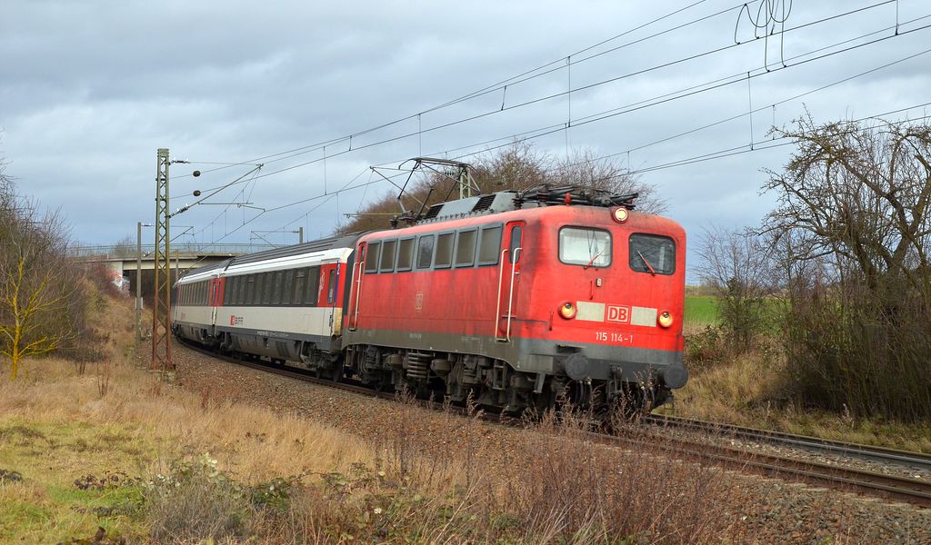 IC 187 gezogen von 115 114 auf ihrem Weg von Stuttgart nach Singen bei Affsttt. (22.01.2012)