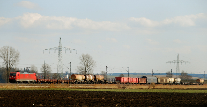 Kleiner Gterzug, gezogen von der 185 342-2, aufgenommen am 11.03.11, kurz vor Mindelaltheim.
