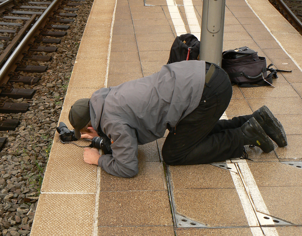 Kollege Daniel Meyer bei der Arbeit in Kln Hbf am 03.10.2010 , er postiert die Leih FZ-7 am Bahnsteigrand, um den ausfahrenden 403 012 zu filmen ! 
