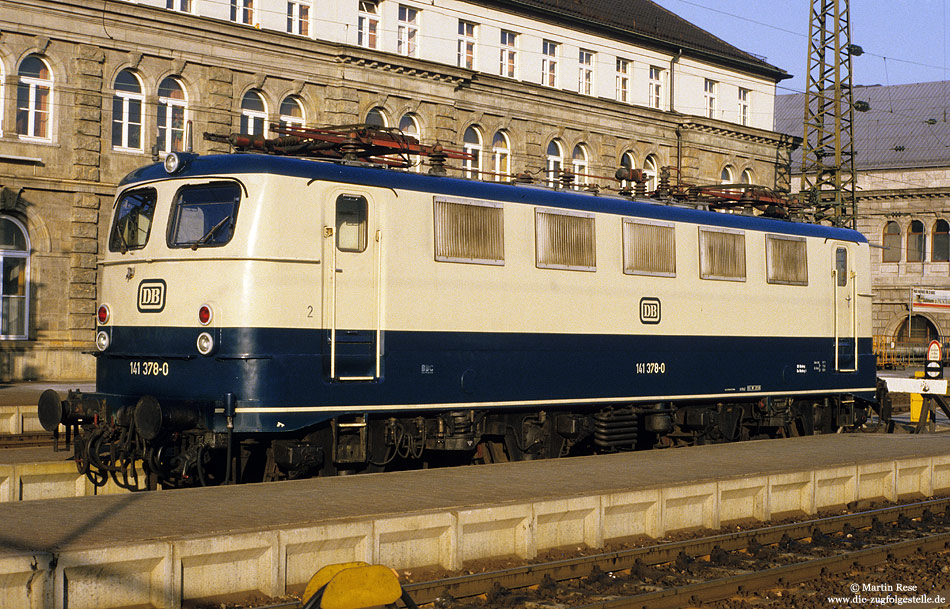 Leider blieb die 141 378 mit dem blauer Dach ein Einzelstck! Fotografiert am 3.12.1983 in Nrnberg Hbf.