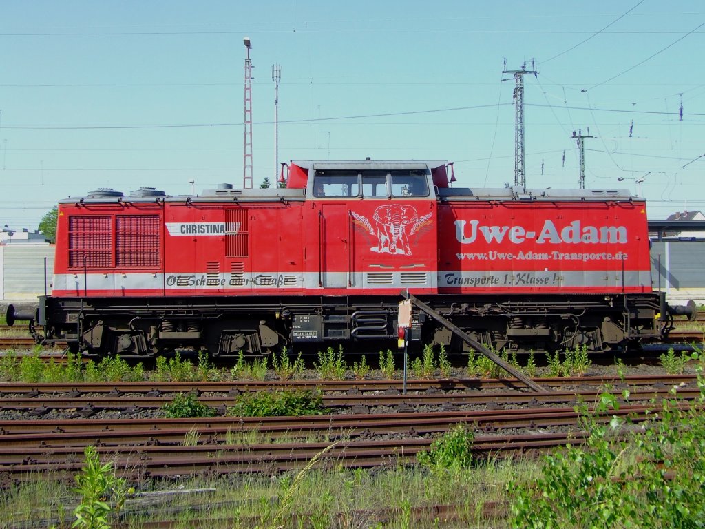 Lok Adam 11  Christina  der  Fa. Uwe-Adam-Transporte am 24.05.2009 abgestellt in Troisdorf. Die Lok eine V 100.1 wurde 1990 mit einem 1200 PS Motor ausgerstet.