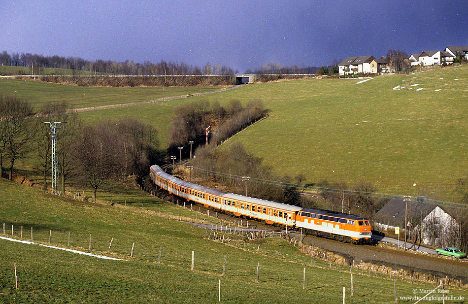 Mit der CB6429 aus Kln hat die 218 140 (Bw Hagen1) ihr Ziel Meinerzhagen fast erreicht. Das Einfahrsignal des Bahnhofs Meinerzhagen zeigt Hp2 (Langsam-Fahrt). 25.3.1986