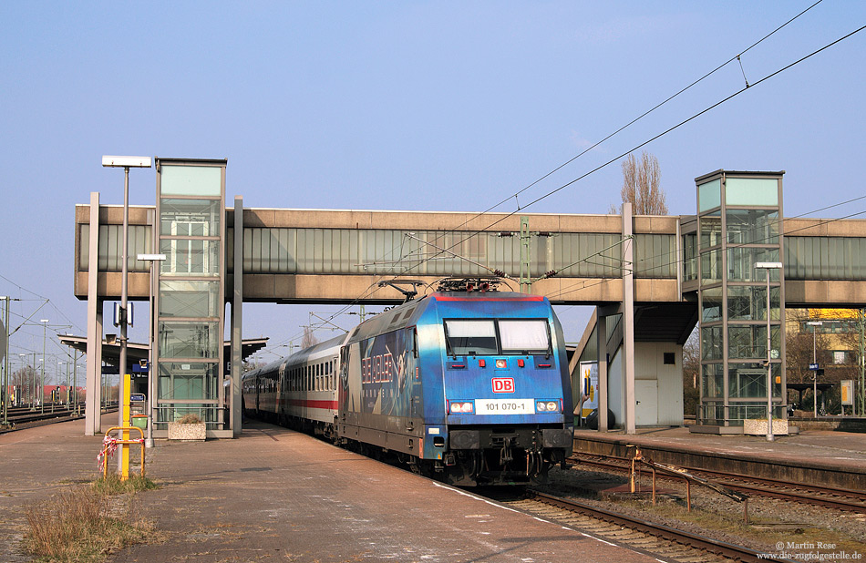 Mit dem IC130 (Norddeich Mole - Luxemburg) legt die 101 070 in Emden Hbf einen kurzen Zwischenhalt ein. 16.3.2011