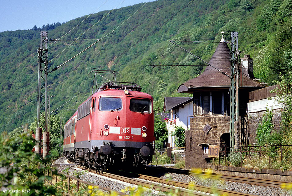 Mit der RB15537 passiert die Frankfurter 110 432 den ehemaligen Posten zwischen Kaub und Lorchhausen. 23.6.2005
