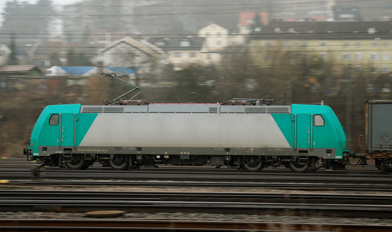 Mitzieher auf die 185 615-2. Lange Zeit stand sie abgestellt im Bahnhof Neuoffingen. Endlich ist sie in Diensten. Aufgenommen am 19.02.11, bei der Durchfahrt durch Treuchtlingen.