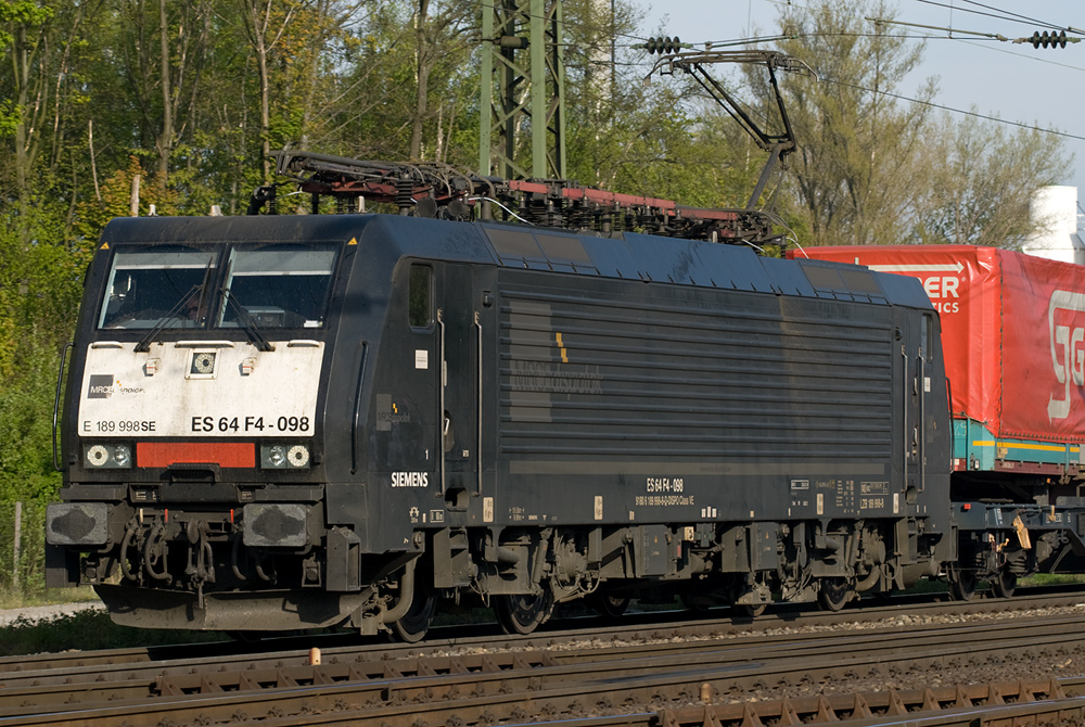 MRCE E 189 998 SE
ES 64 F4 - 098

Fotografiert im April 2010 in Kln-Gremberg.