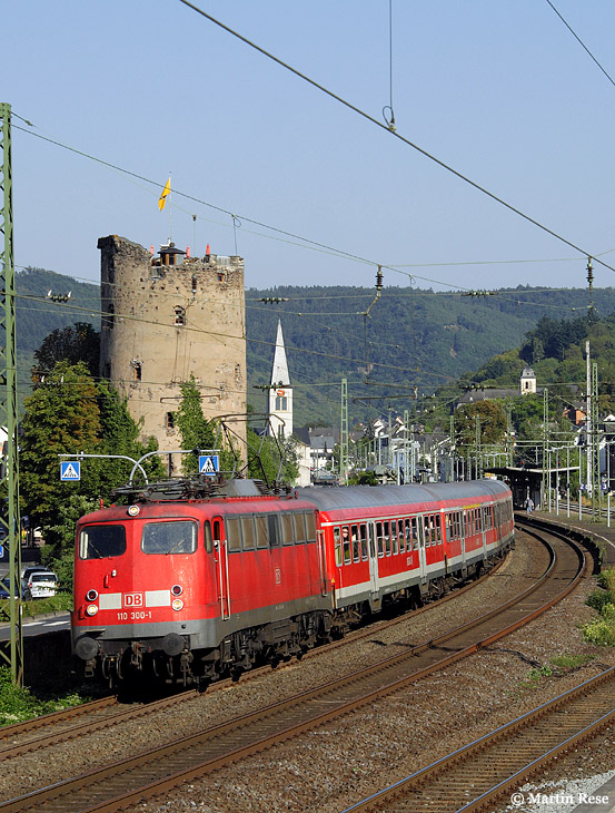 Nach einem Zwischenstopp in Boppard setzt die 110 300 die fahrt mit dem RE12100 nach Koblenz Hbf fort. Heute befindet sich diese Lok in Obhut des Vereins  Baureihe E10.e.V.    www.e10ev.de