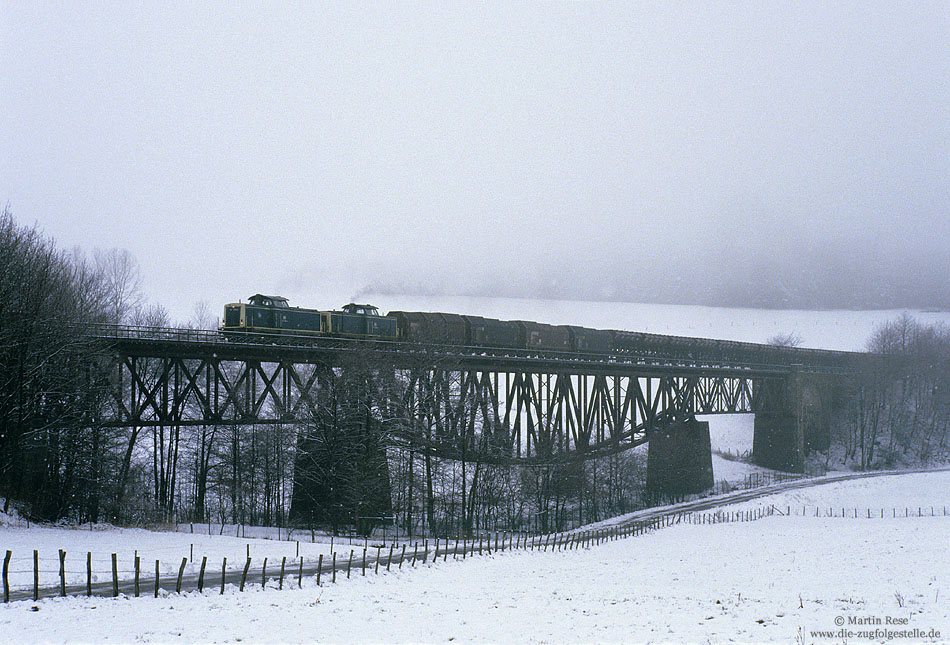 Nahe Meinerzhagen fahren die Hagener 212 299 und 212 289 mit der g 69342 hinauf nach Krummenerl, 26.3.1986