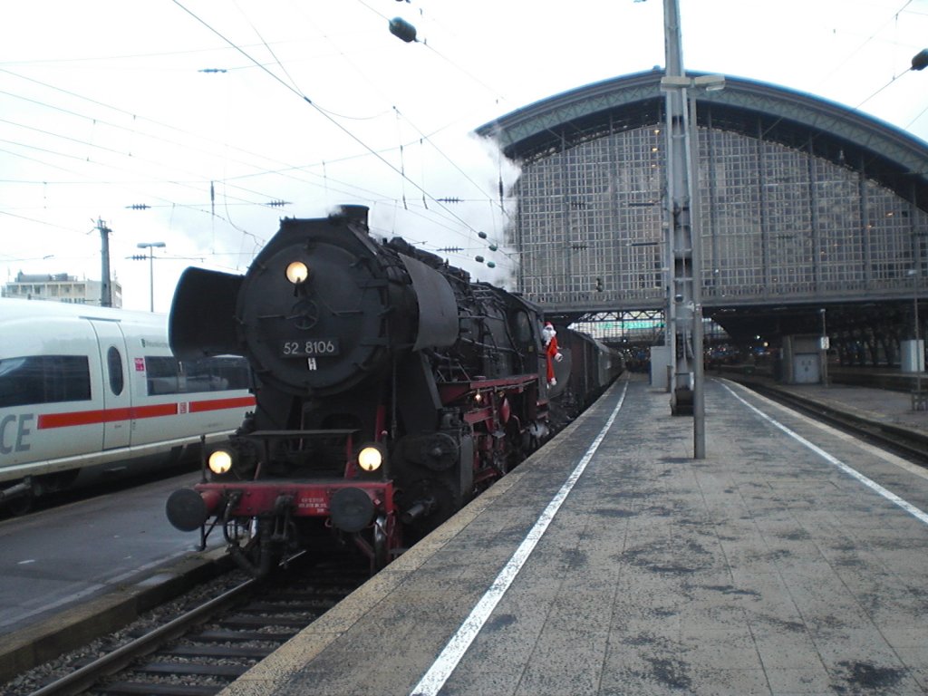 Noch ein Bild von 52 8106 mit einem Sonderzug in Kln-Hbf am 11.12.2010.