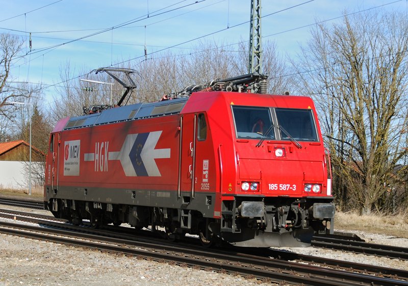 Nur selten verirrt sich eine HGK-Lok auf die Strecke Mnchen-Rosenheim. 185 587-3, aufgenommen am 27.02.10, bei der Durchfahrt durch Aling.