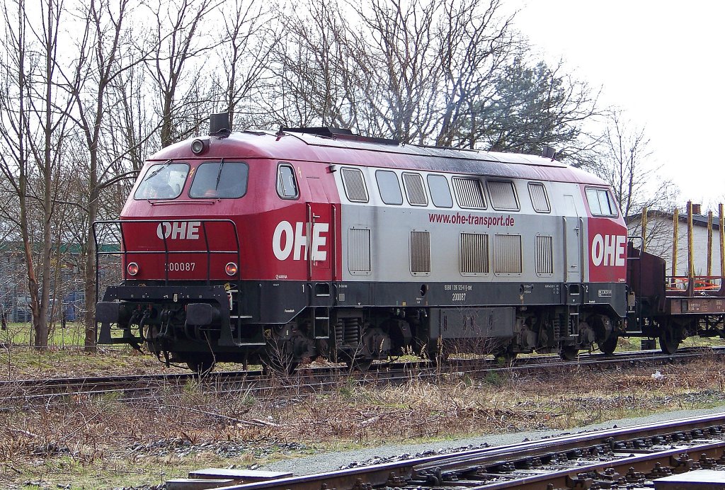 OHE 200087 verlsst Munster mit einen leeren Holzzug und fhrt weiter Richtung Celle. (01.04.10)
