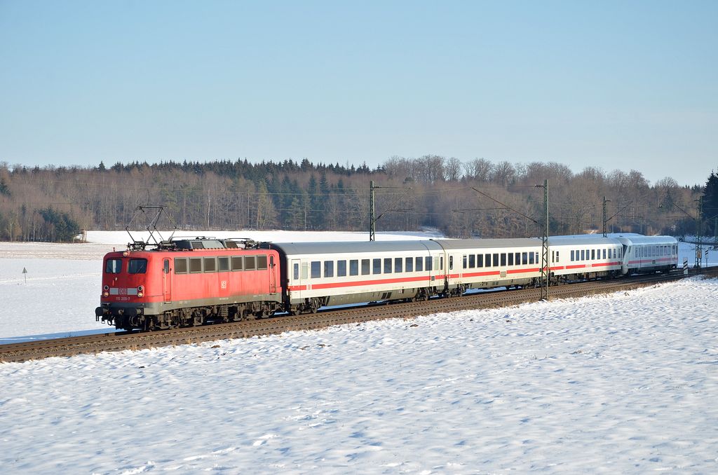 PbZ D-2460 mit 115 205 mit drei IC-Wagen und einem IC-Steuerwagen auf ihrem Weg durch Vorderdenkental in Richtung Stuttgart. (03.02.2012)