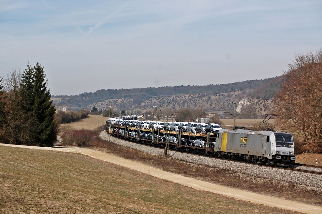 PCT 185 681 mit ARS -Wagen unterwegs nach Mnchen.
Aufgenommen am 12.03.2011 bei Dollnstein im Altmhltal.