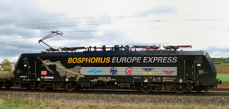 Portrait ES 64 F4-032, Bosphorus Express. Fr mich die vielleicht schnste Lok auf Deutschlands Schienen. Aufgenommen am 21.04.12, bei Treuchtlingen.
