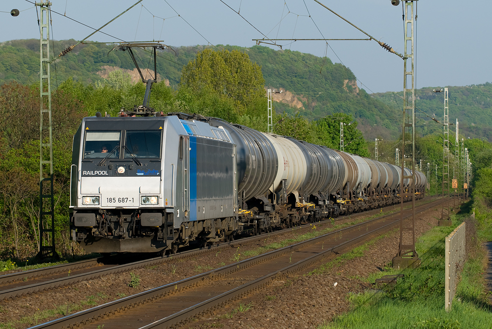 RAILPOOL 185 687-1
im Dienste von Rurtalbahn Cargo
beim passieren von Kilometer 92 in Hhe Bonn-Limperich.
