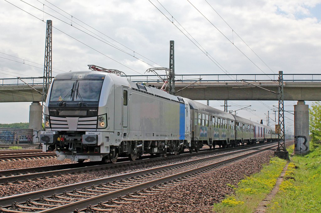 Railpool´s 193 803-4 mit einem Fussballsonderzug (Stuttgart - Gelsenkirchen) bei Porz(Rhein) am 11.05.2013