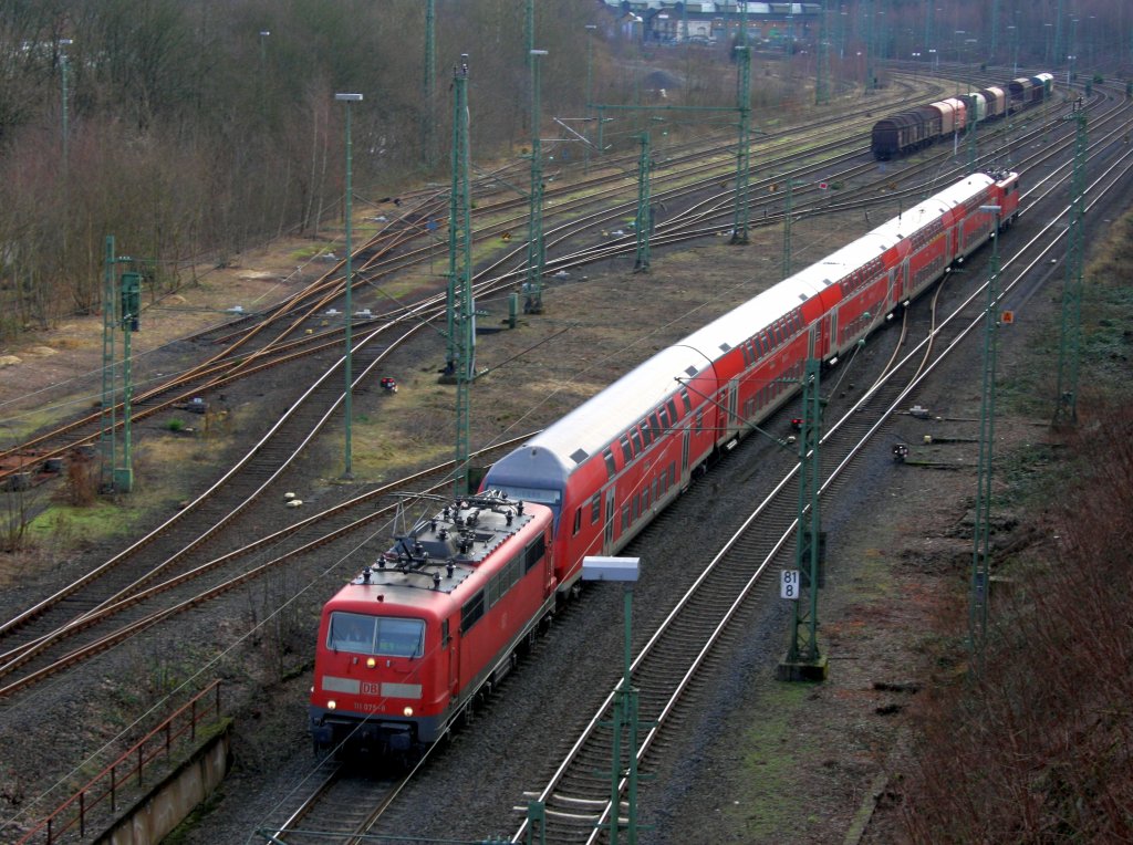 RE 9 (Rhein-Sieg-Express) Siegen - Kln - Aachen am 16.01.2010 kurz hinter den Bahnhof Betzdorf. Auffallend ist die Doppelbespannung mit Zuglok 111 075-8 und Schublok 111 010, der Grund die Probleme mit dem Bombardier Talent 2. Ab 12 Dez. 2010 sollte der Talent 2 die Strecke bedienen, hatte aber Mngel und hat z.Z. noch keine Zulassung. Um die Fahrzeitreduzierung um ca. 3 min. zu Gewhrleisten setzt die DB Regio nun auf Doppeltraktion.
