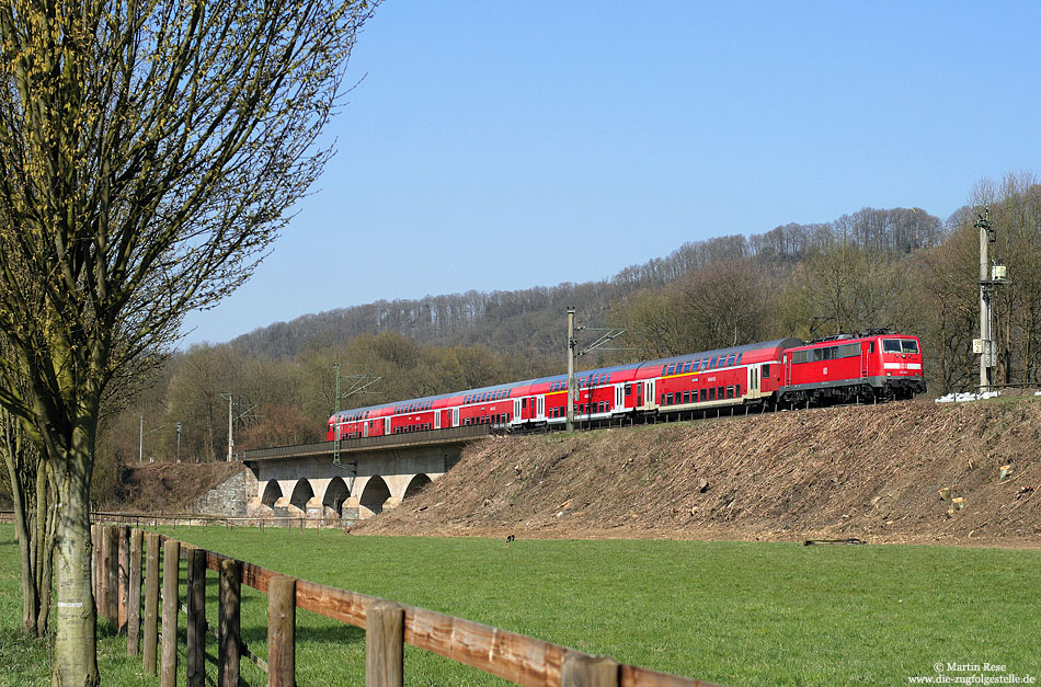 Seit Dezember 2010 soll die Baureihe 442 auch auf der Siegstrecke zum Einsatz kommen. Da diese Baureihe bekanntlich noch immer keine Zulassung hat, kommen hier nach wie vor Ersatzzge zum Einsatz. Am 28.3.2011 wurde einer dieser Ersatzzge, der mit der 111 012 bespannte RE10913 nahe Merten fotografiert.