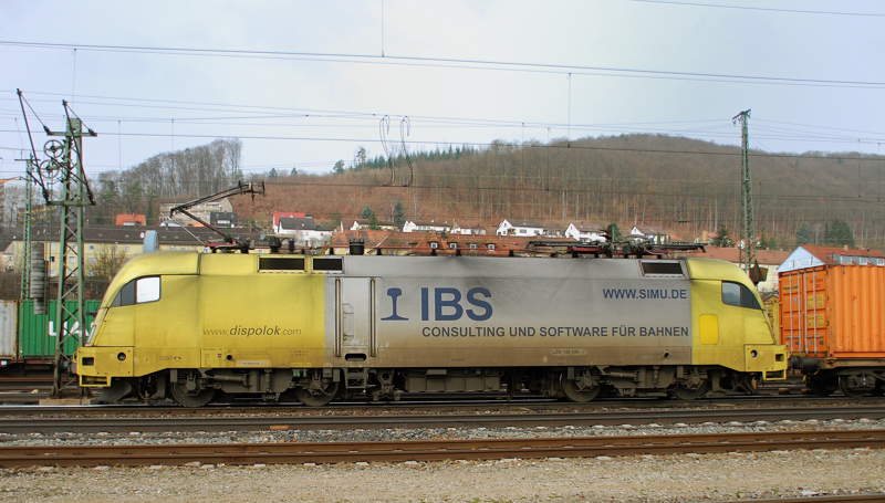 Seitenansicht der ES 64 U2-096, IBS, Software fr Bahnen. Aufgenommen am 19.03.11, bei der Durchfahrt durch Treuchtlingen.