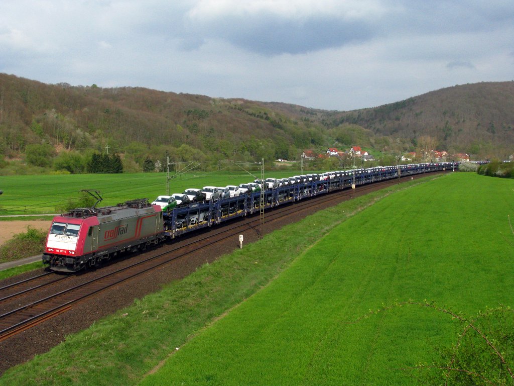 Sowas gibt es selten. Der Moosolf-Autozug mit der 185 597 von Crossa Rail durchs Maintal.
Augfgenommen am 21.04.2010 bei Wernfeld.