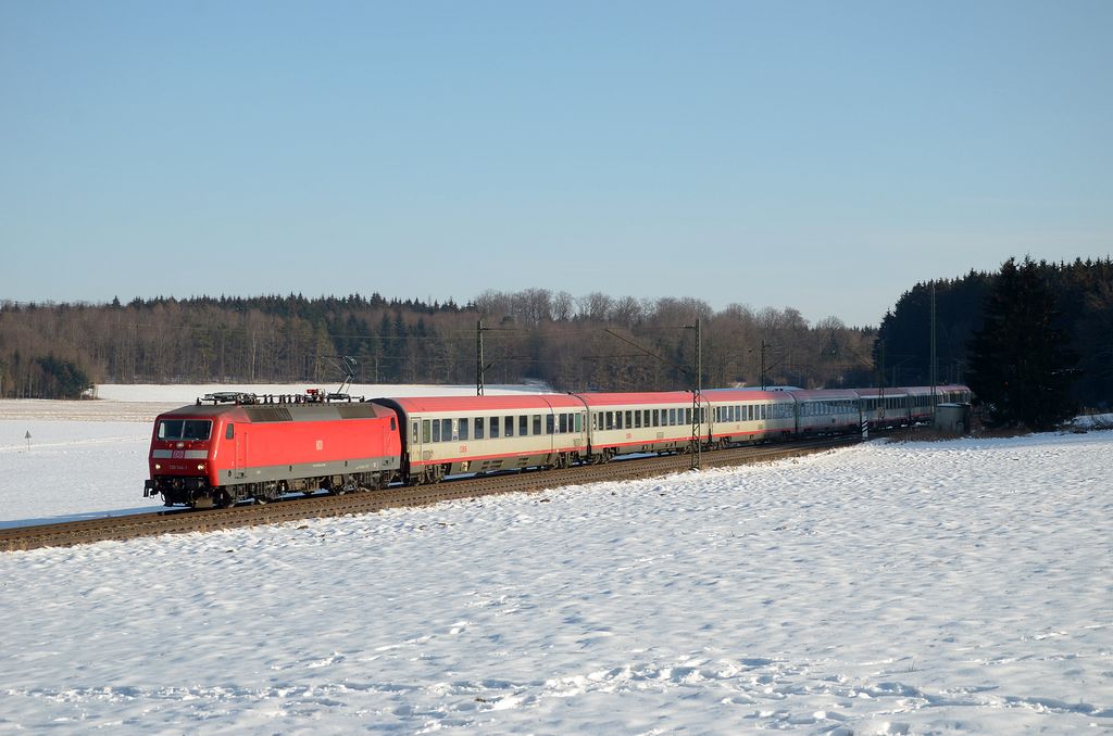 Statt der 103 245 zieht heute die 120 144 den IC 118 von Ulm nach Stuttgart durch Vorderdenkental. (03.02.2012)