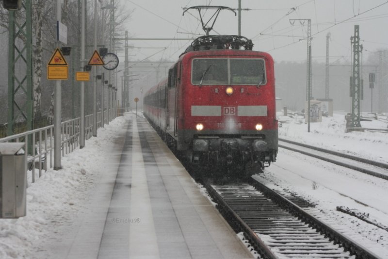 Und hier kam mein Zug aus Mannheim Hbf. ICh war gerade mal ne 1/2 Stunde am Stadion doch fing ein Schneesturm an und machte mich zum Schneemann. Es war die 111 098-6. Die Nummer ist aber zugeschneit.

Patrick E. 