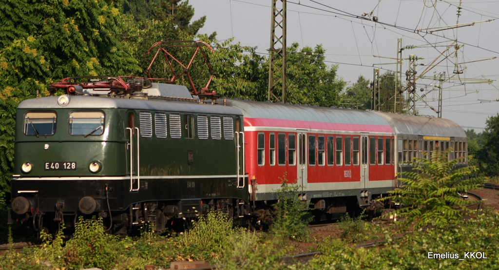 Unser Museumszug fuhr nicht wie von mir gedacht durch den Mainzer Hbf und so entstand am 12.07.2010 eine Aufnahme ohne viel Luft als der Zug Mainz Bischofsheim passierte. Er fuhr nhmlich durch den Rbf und somit ber die Gterumgehungsstrecke.