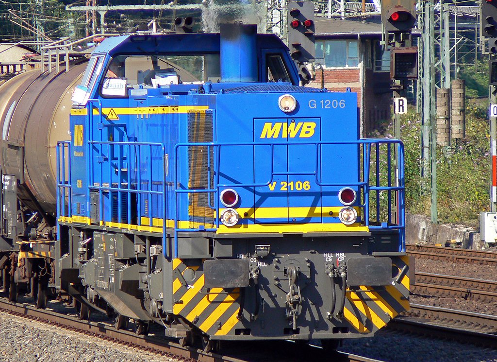 V 2106 der Mittelweserbahn (MWB) in Kln West, Sommer 2009 ; man achte mal auf das Schild  Bh 