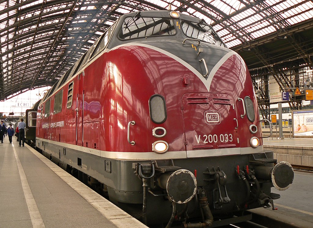 V200 033 der Museumseisenbahn Hamm nach der Ankunft in Kln Hbf an Gleis 6 am 06.06.2010