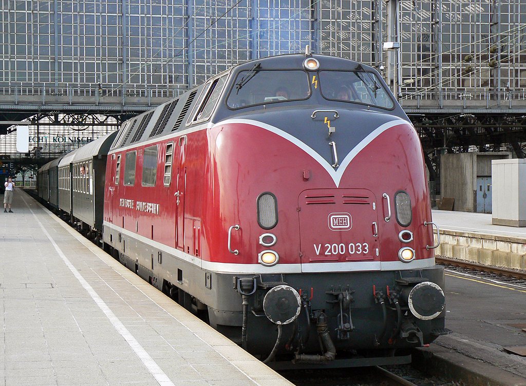 V200 033 verlsst den Klner Hbf rtg. Bonn am 06.06.2010, von wo aus sie insgesamt drei Pendelfahrten zwischen Bonn Hbf und Rheinbach durchfhrte, anlsslich des Bahnhofsfestes in Witterschlick, wo das 130 jhrige Bestehen der Strecke Bonn-Euskirchen gefeiert wurde .