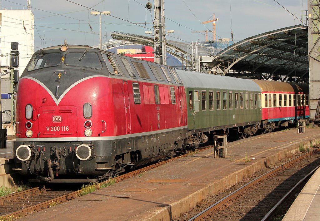 V200 116 mit einem Sonderzug aus Oberhausen an Gl.8 in Kln Hbf am 09.07.2011