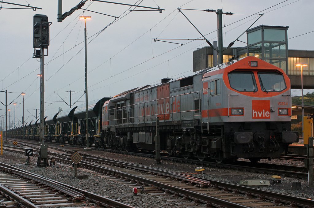V330.4 mit ihrem Schttgutzug in Emden Hbf abgstellt am 03.11.2012