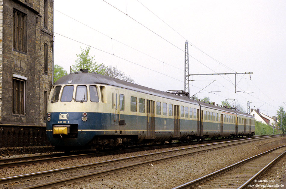 Vom Bw Hamm aus wurde die Baureihe 430 eingesetzt und erreicht bis Sommer 1983 sogar noch den Bahnhof Warburg. Als E7866 (Warburg - Hamm) erreicht der 430 108 in wenigen Augenblicken Paderborn. 10.5.1983