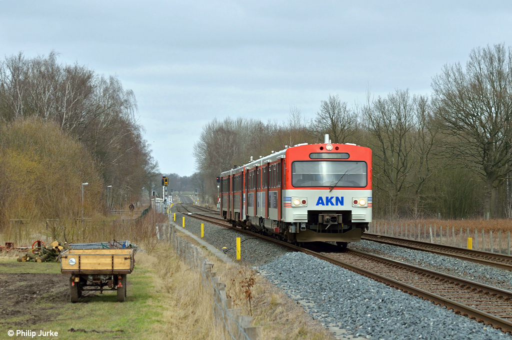 VT 2.51 und VT 2.45 als AKN 82456 von Neumnster nach Hamburg-Eidelstedt am 03.03.2013 bei Bnningstedt.