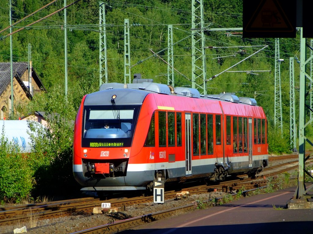 VT 648 (LINT 41) der 3-Lnder-Bahn welche die RB 95 Au/Sieg - Siegen - Dillenburg betreibt am 27.07.2009 fhrt in den Bf Betzdorf ein. Der LINT 41 besteht aus zwei Wagenhlften, die sich in der Zugmitte auf ein Jakobs-Drehgestell sttzen, beide Wagen haben einen Unterflurmotor von 428 PS und treiben die Enddrehgestelle ber Kardanwelle an.