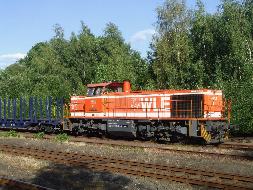 WLE (Westflische Landes-Eisenbahn) Lok 51 (eine MaK G 1206) mit leeren Guterzug muss am 15.07.2010 im Bereich vom Bahnhof Herdorf den Gegenverkehr aus Betzdorf abwarten.