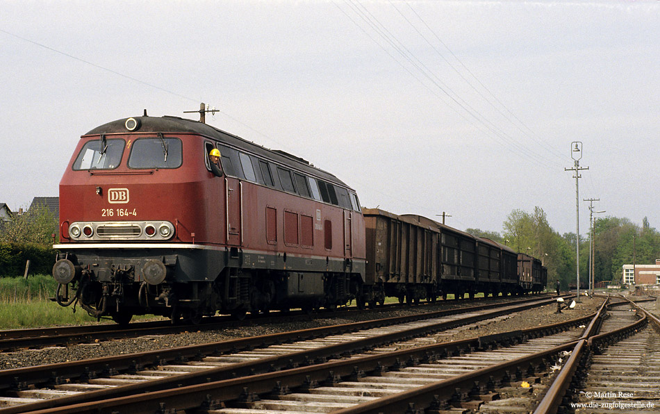 Zwischen Marienloh und Bad Lippspringe wurde am 1.2.1988 der Gterverkehr eingestellt und die Strecke anschlieend abgebaut. Am 6.5.1983 entstand im Endbahnhof Bad Lippspringe die Aufnahme der Braunschweiger 216 164 mit der g 68895 nach Paderborn .