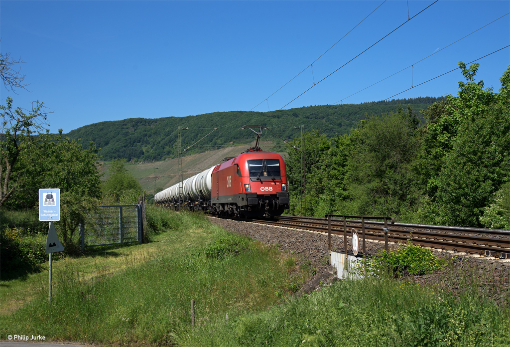 1016 019-2 mit einem Kesselzug am 27.05.2017 bei Osterspai.
