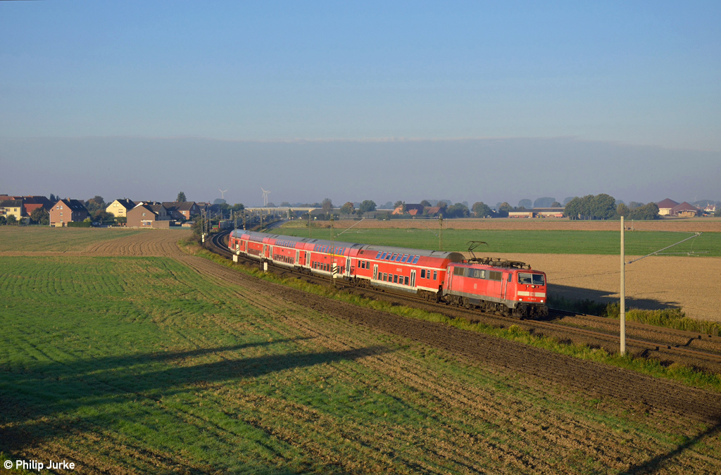 111 081-6 mit dem RE 26283 (Rheine - Braunschweig Hbf) am 03.10.2015 bei Haste.
