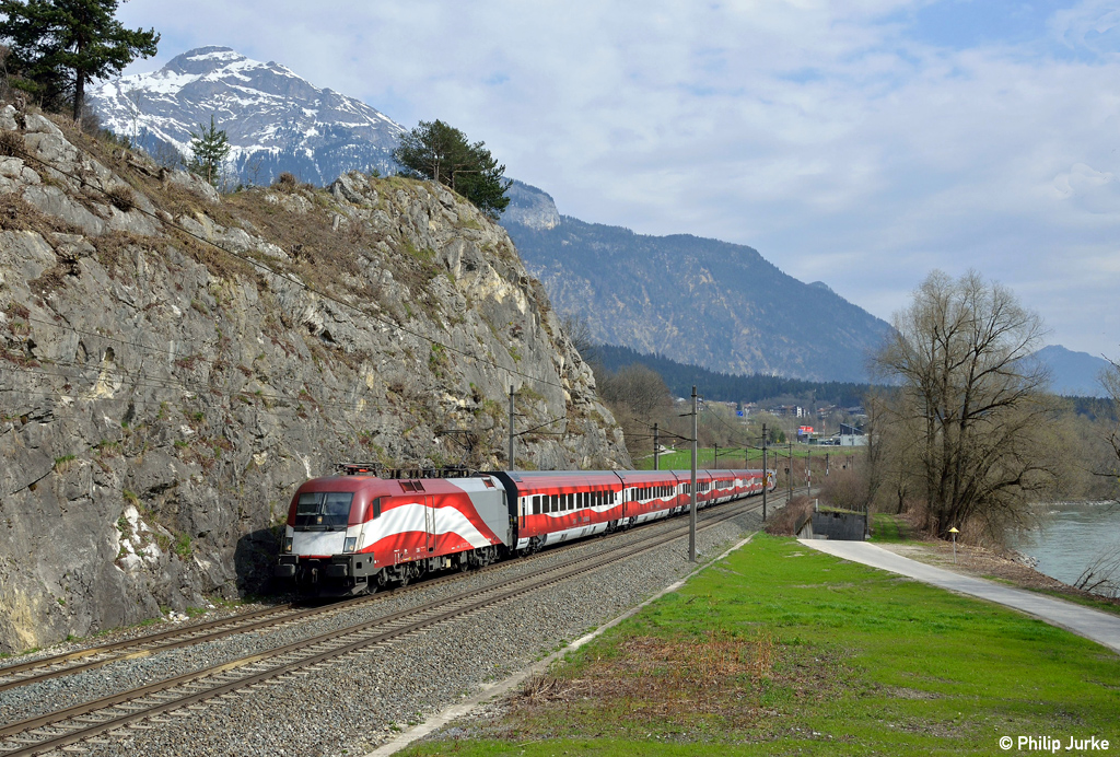 1116 249-2 als RJ 660 (Wien Westbahnhof - Innsbruck Hbf) am 11.04.2015 bei Jenbach.

