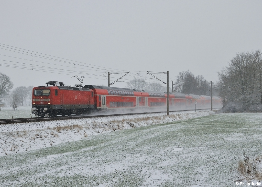 112 149-0 mit dem RE 21016 (Hamburg Hbf - Kiel Hbf) am 24.01.2015 bei Wulfsmoor.
