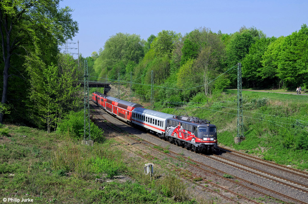 115 509-2 mit dem PbZ 2476 (Frankfurt(Main)Hbf - Dortmund Bbf) am 20.04.2014 bei Essen-Frillendorf.
