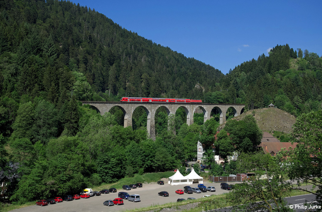 143 145-1 mit der RB 26954 (Seebrugg - Freiburg(Breisgau)Hbf) am 21.06.2014 auf dem Ravenna-Viadukt bei Breitnau.