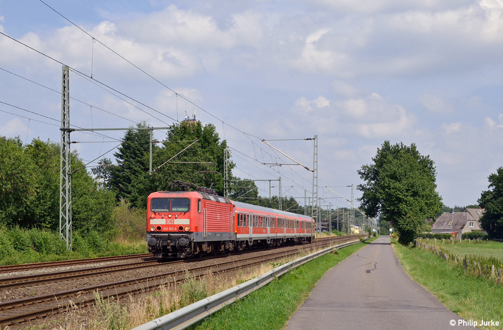 143 164-4 mit der RB 21221 (Neumünster - Pinneberg) am 28.07.2014 bei Brokstedt.
