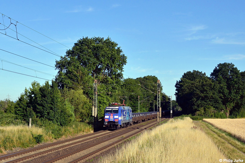 152 135-0 mit dem GM 62467 (Ehrang Nord - Dedensen-Gümmer) am 10.07.2015 zwischen Roisdorf und Sechtem.
