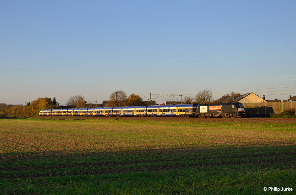 182 536-3 mit dem HKX 1802 (HH-Altona - Köln Hbf) am 21.11.2014 zwischen Langenfeld-Berghausen und Langenfeld(Rhld.).
