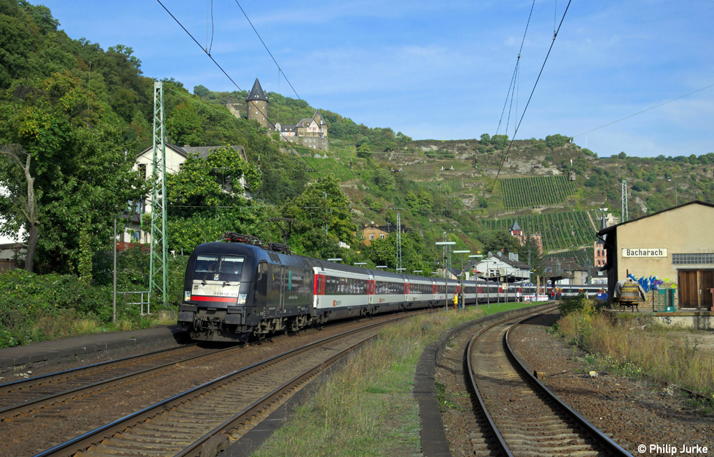 182 570-2 mit dem EC 7 von Hamburg-Altona nach Chur am 03.10.2013 in Bacharach.
