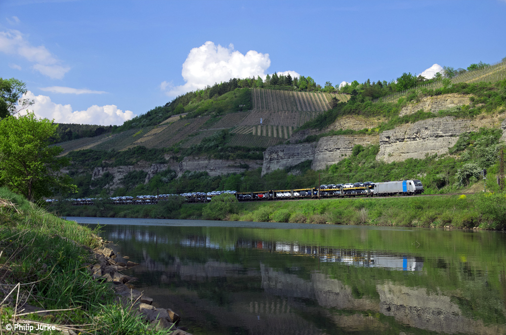 185 677-2 mit einem Neuwagenzug am 24.04.2014 bei Himmelstadt.

